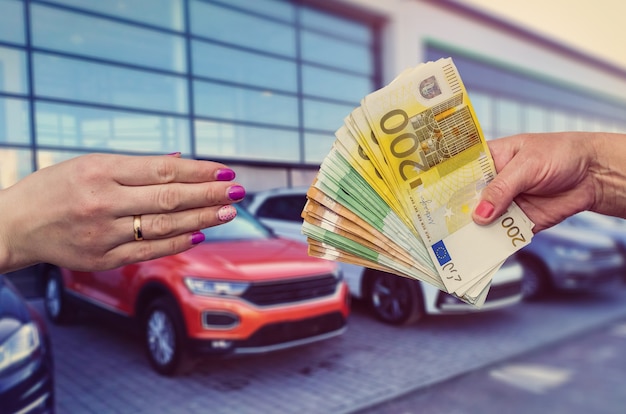 Der Käufer gibt dem Verkäufer einen Euro, um einen Vertrag über den Kauf oder das Leasing eines Autos abzuschließen.