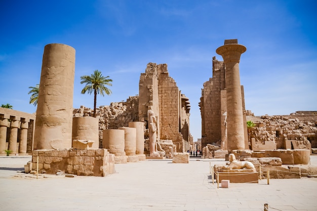 Der Karnak-Tempelkomplex, allgemein bekannt als Karnak, besteht aus einer riesigen Mischung aus verfallenen Tempeln, Kapellen, Pylonen und anderen Gebäuden in der Nähe von Luxor in Ägypten.