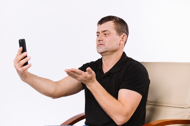 Der kaukasische Surdomute-Mann kommuniziert nonverbal per Videoanruf, indem er seine dicke Handfläche ausstreckt