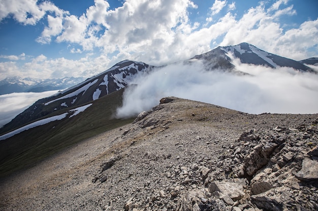 Der Kaukasus in den Wolken. Foto in hoher Qualität