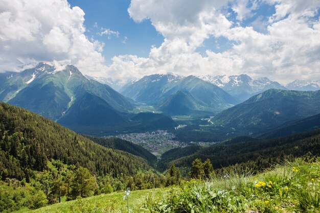 Der Kaukasus in den Wolken. Foto in hoher Qualität