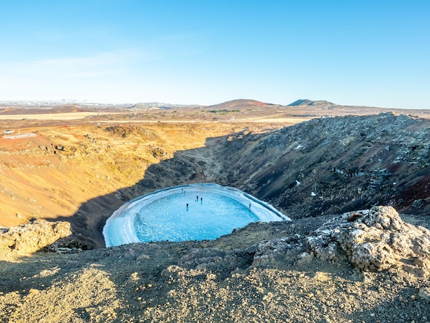 Der Kerid-Krater ist ein riesiger ruhiger Vulkankrater, der in der Wintersaison zu einem harten Eissee in Island wird