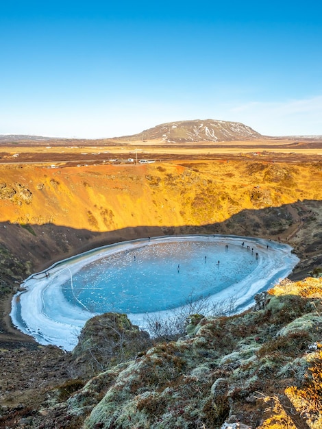 Der Kerid-Krater ist ein riesiger ruhiger Vulkankrater, der in der Wintersaison zu einem harten Eissee in Island wird