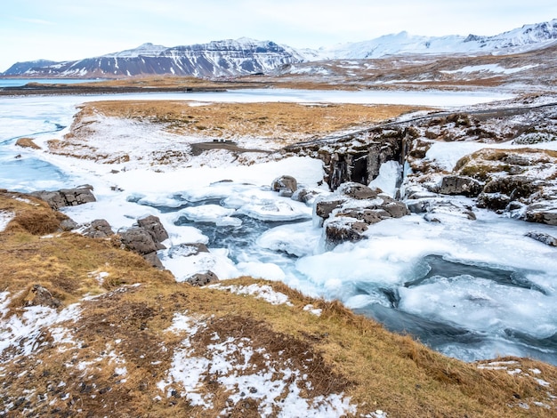 Der Kirkjufellfoss-Wasserfall mit seinem umliegenden Wassereis ist das beliebteste Wahrzeichen Islands