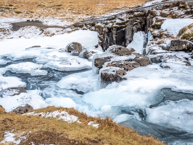 Der Kirkjufellfoss-Wasserfall mit seinem umliegenden Wassereis ist das beliebteste Wahrzeichen Islands