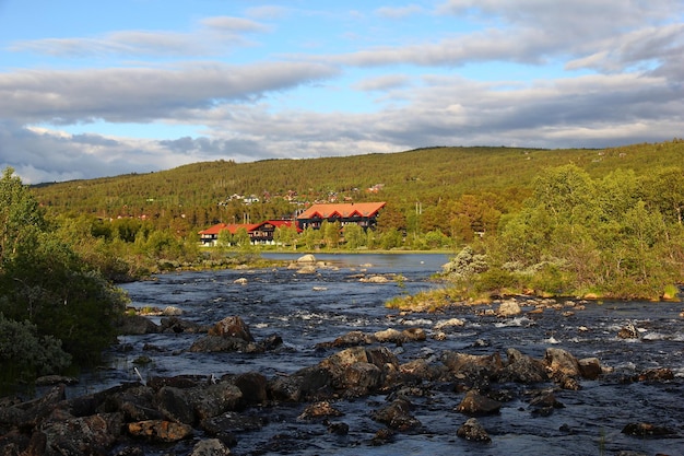 Foto der kleine fluss in norwegen skandinavien