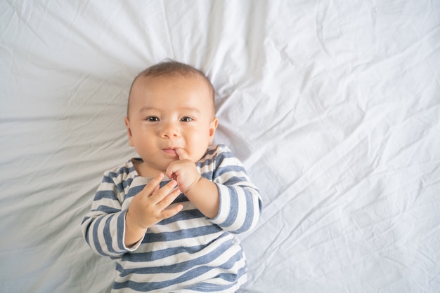 Der kleine Junge im Schlafzimmer im Bett.