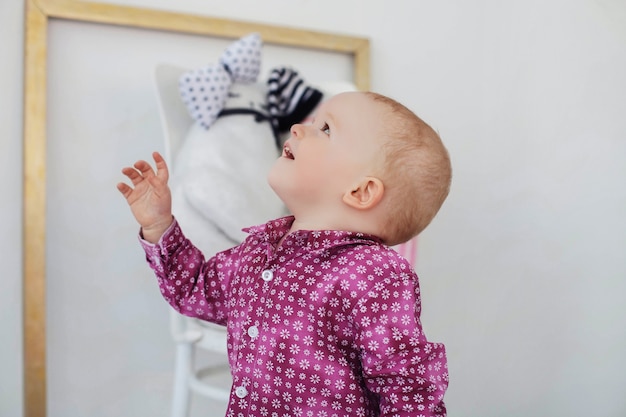 Der kleine Junge schaut interessiert auf.