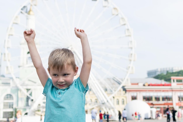 Der kleine Junge streckt sich