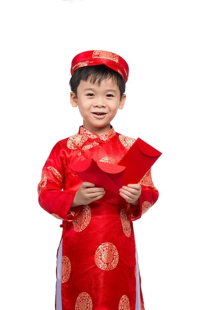 Der kleine vietnamesische Junge, der Rot hält, schlägt für Tet um. Das Wort bedeutet doppeltes Glück. Es ist das Geschenk im neuen Mondjahr oder Tet-Feiertag auf rotem Isolathintergrund.