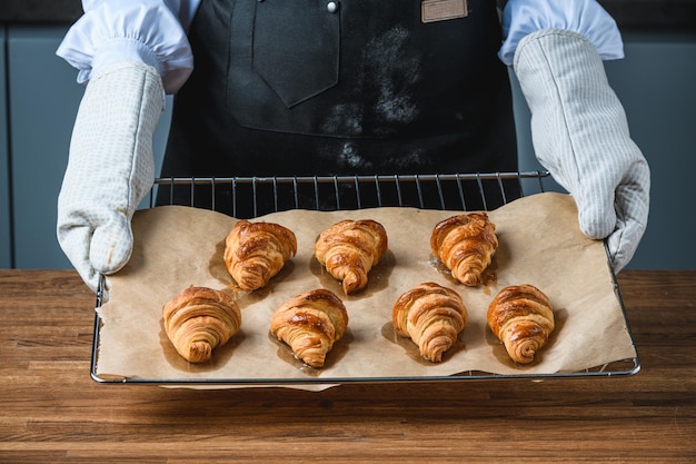 Der Koch bekommt Croissants auf die Theke