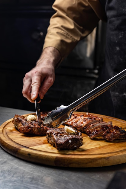 Der Koch bereitet das Fleisch zu. Nahaufnahme