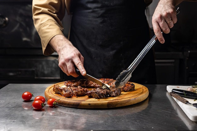 Der Koch bereitet das Fleisch zu. Nahaufnahme