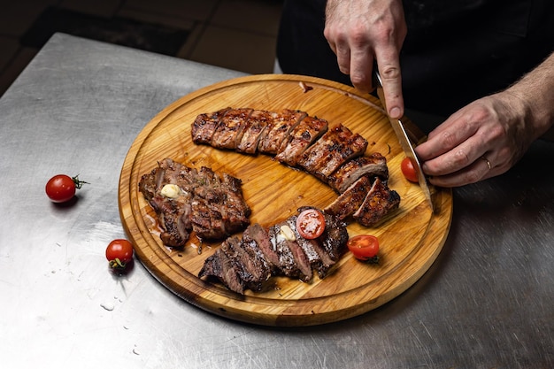 Der Koch bereitet das Fleisch zu. Nahaufnahme