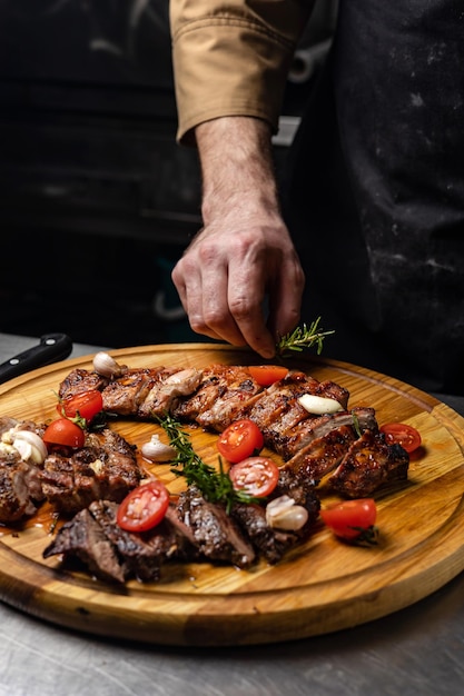 Der Koch bereitet das Fleisch zu. Nahaufnahme