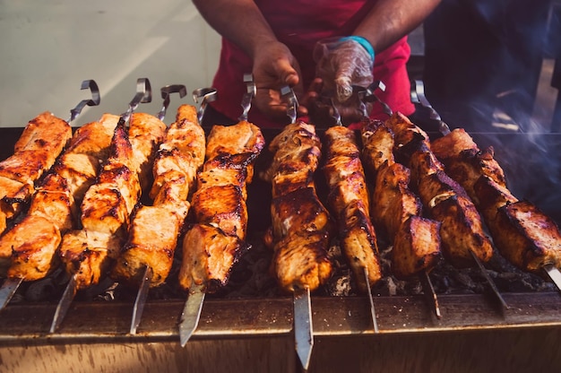 Der Koch bereitet ein Barbecue vor