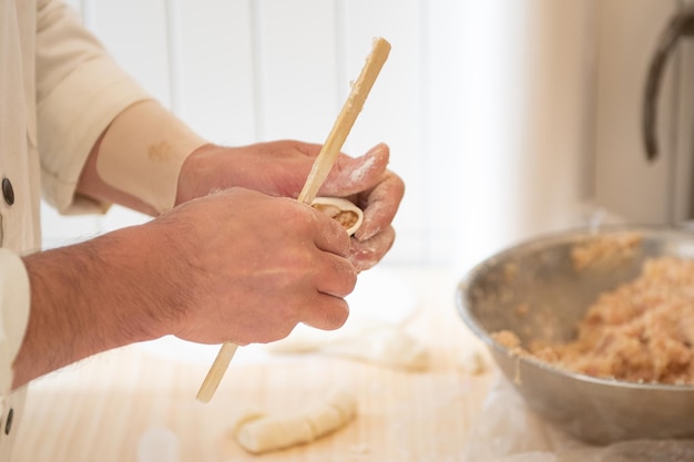 Der Koch macht Knödel