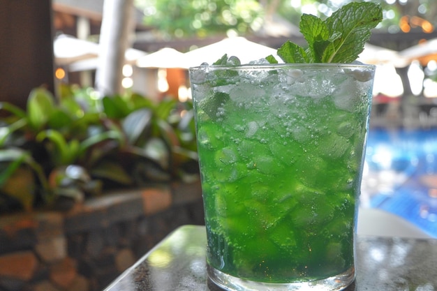 Der köstlich erfrischende Cocktail Minty Blue Lagoon