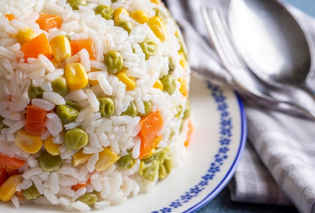 Der köstliche Gemüse-Reis-Pilaf mit grünen Erbsen, Karotten und süßem Mais, türkischer Name: Sebzeli pilav