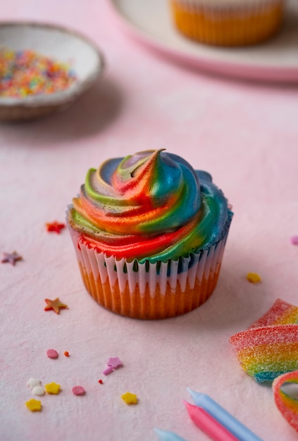 Der köstliche Regenbogen-Cupcake ist ein Stillleben.