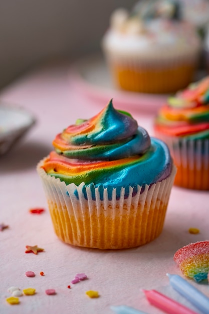 Der köstliche Regenbogen-Cupcake ist ein Stillleben.