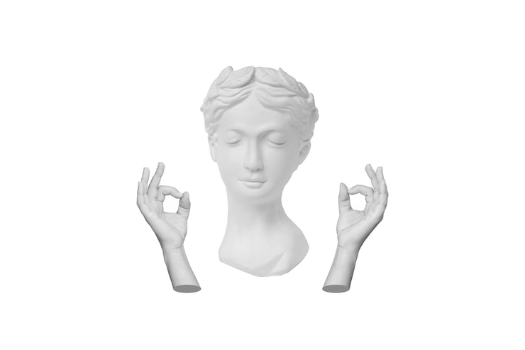 Foto der kopf der antiken statuen meditiert, hält die hände in mudra-geste und schließt die augen