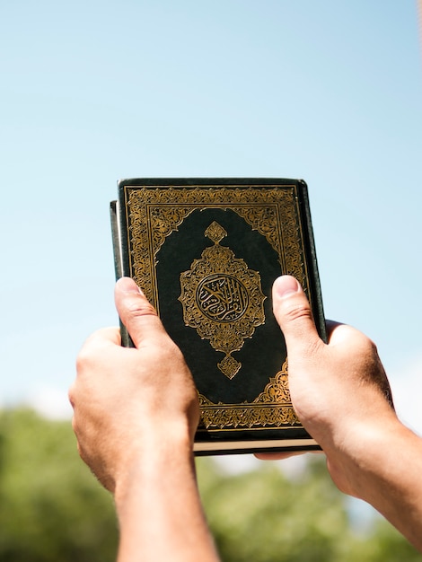 Der Koran wird am Himmel hochgehalten