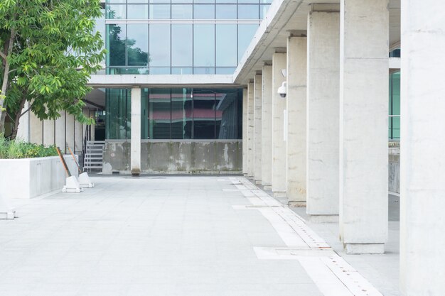 Foto der korridor vor dem gebäude, ein durchgang zum blauen glasgebäude.