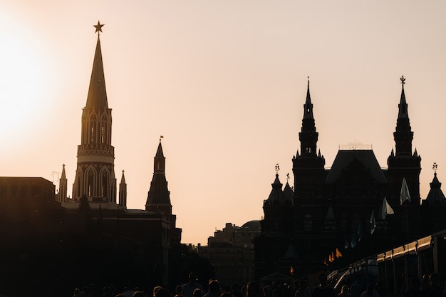 Der Kreml thront auf dem Roten Platz bei Sonnenuntergang in Moscow.Russia.