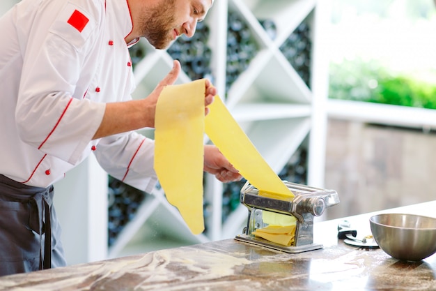 Der Küchenchef bereitet die Paste für die Besucher vor.