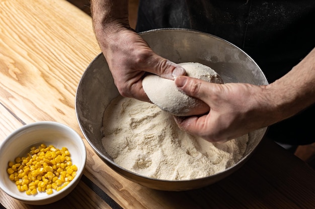 Der Küchenchef bereitet im Restaurant köstliche Pizza zu. Nahaufnahme