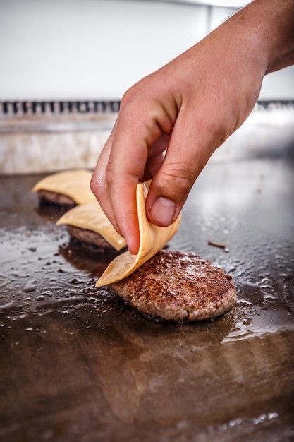 Der Küchenchef bereitet Käse-Burger-Pastetchen zu