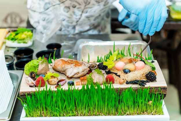 Der Küchenchef im Restaurant bereitet ein Gericht zu