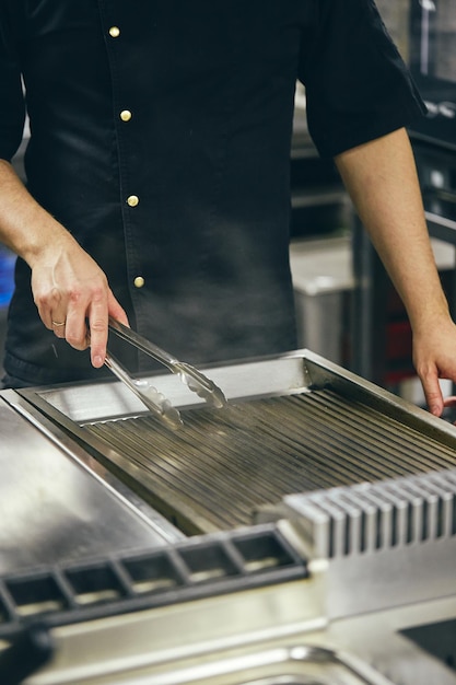 Der Küchenchef in der Küche des Restaurants bereitet Gerichte zum Servieren für die Gäste zu