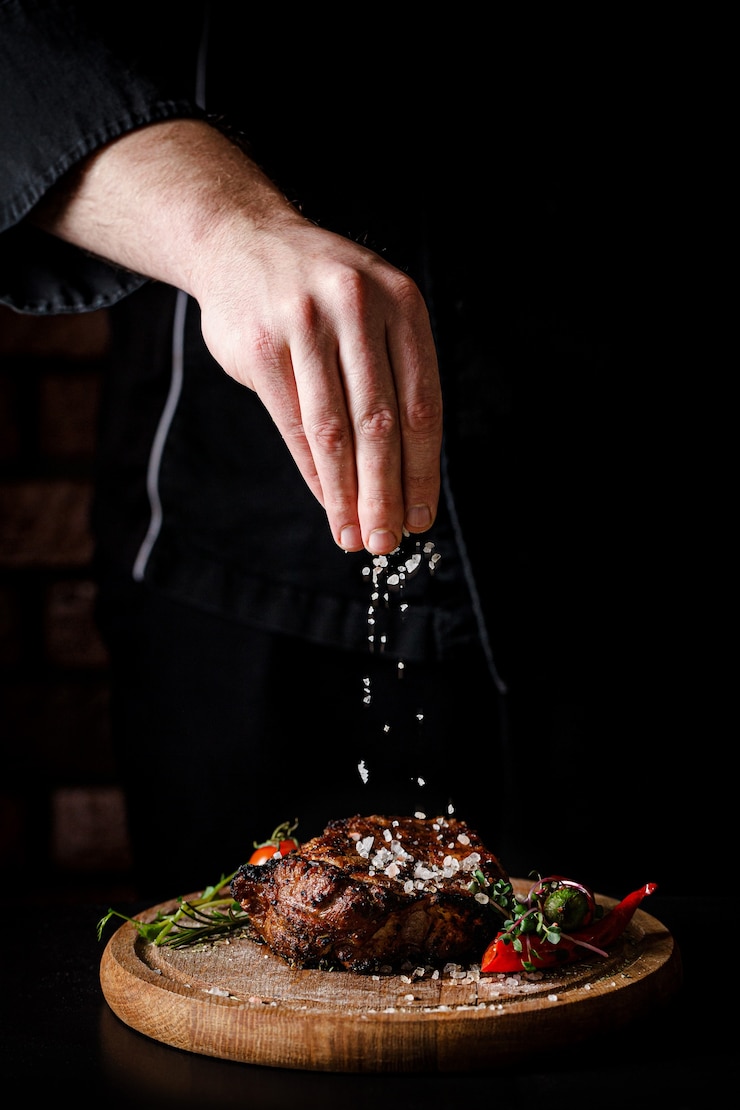 Foto der küchenchef kocht leckeres schweinesteak