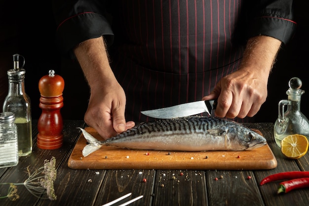 Der Küchenchef kocht Scomber oder Makrele in der Küche