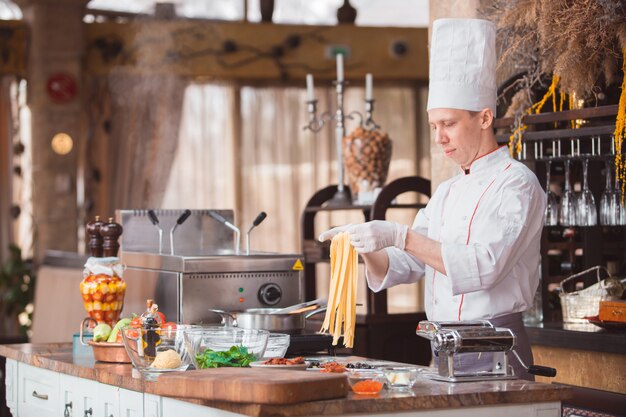 Der Küchenchef kocht Spaghetti in einem Premium-Restaurant.