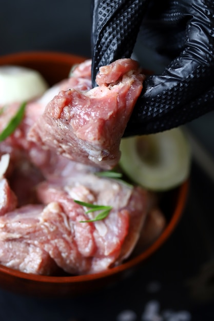 Der Küchenchef schnürte Fleisch zum Grillen am Spieß. Roher Kebab. Kebabs kochen.