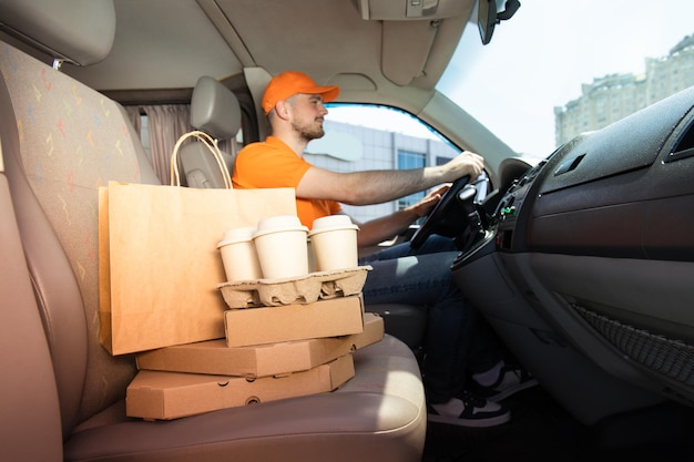 Der Kurier liefert Kaffee und Pizza mit dem Auto