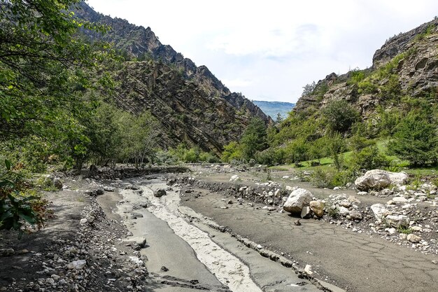 Der Kvartakh-Fluss in der engen Karadakh-Bergschlucht im Sonnenlicht in Dagestan Russland Juni 2021