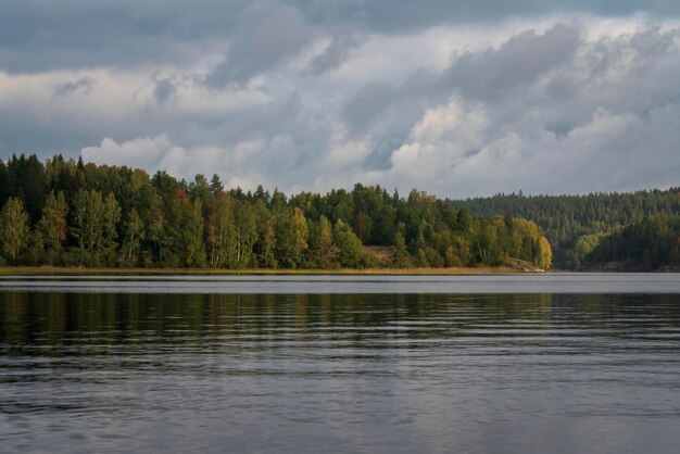 Der Ladoga-See in der Nähe des Dorfes Lumivaara an einem Herbsttag Ladoga skerries Lakhdenpokhya Karelien Russland