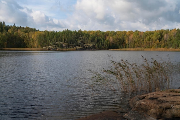 Der Ladoga-See in der Nähe des Dorfes Lumivaara an einem Herbsttag Ladoga skerries Lakhdenpokhya Karelien Russland