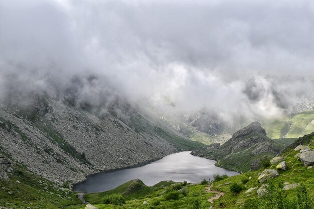 Der Lago di Fiorenzapiccolo laghetto alpino alle pendici del Monviso