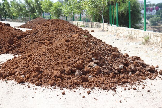 Der landwirtschaftliche Boden im Unterbaugarten wird für den Anbau vorbereitet