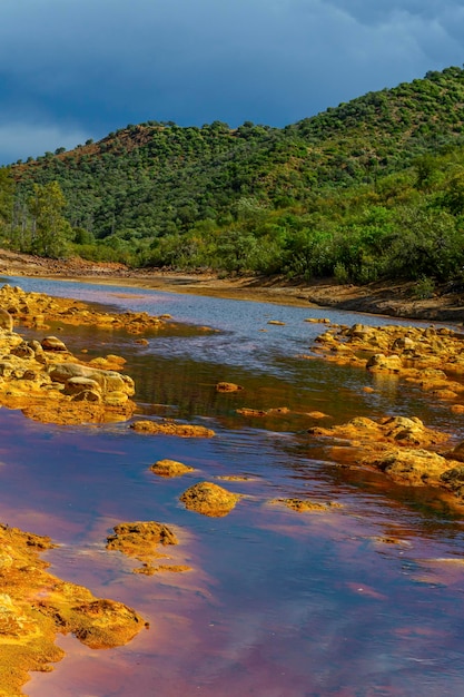Der lebendige Fluss Rio Tinto mit seinem eisenreichen roten Wasser