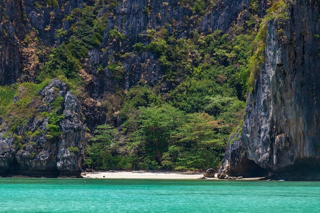 Der legendäre Strand von Maya Bay ohne Menschen, wo der Filmstrand mit Leonardo DiCaprio gedreht wurde, mit einer wunderschönen Bucht aus Sand und klarem türkisfarbenem Wasser, UNESCO-Weltkulturerbe