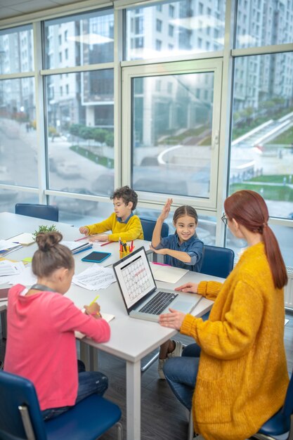 Der Lehrer arbeitet mit einer kleinen Gruppe von Kindern