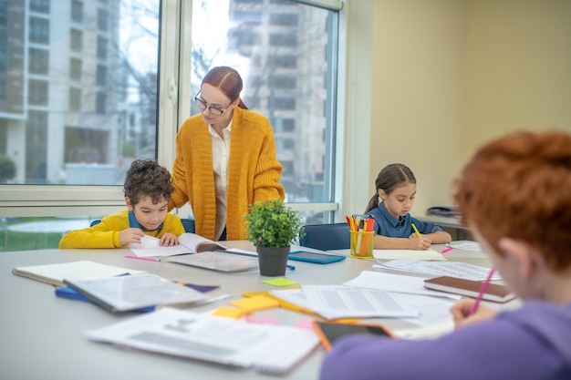 Der Lehrer arbeitet mit einer kleinen Gruppe von Kindern