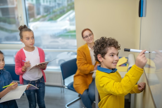 Der Lehrer arbeitet mit einer kleinen Gruppe von Kindern