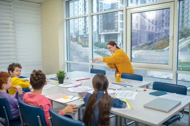 Der Lehrer arbeitet mit einer kleinen Gruppe von Kindern